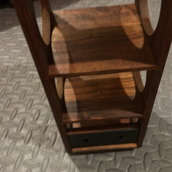 5 bottle holder acaci wood dark brown. Hangs on wall. - Picture 2 of 4